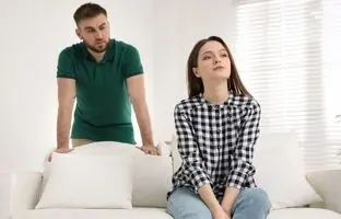 7نشانه که این زن دیگر حواس‌اش به شما نیست