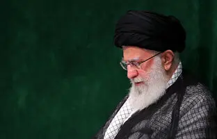(ویدئو) صحنه ای تاثربرانگیز از دلجویی رهبر انقلاب از فرزندان شهدای بالگرد ریاست جمهوری