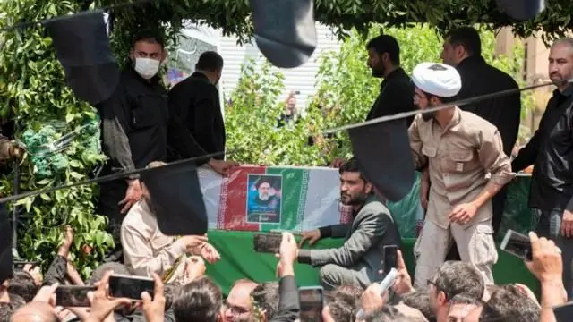 (ویدئو) آغاز مراسم تشییع رئیس جمهور فقید در حرم مطهر رضوی