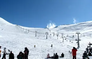 (ویدئو) بارش برف در قله توچال در سومین ماه بهار