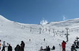 (ویدئو) بارش برف در قله توچال در سومین ماه بهار