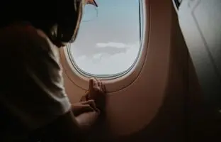 چرا پنجره هواپیما کوچک و گرد است؟