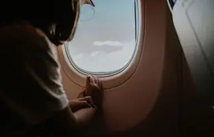 چرا پنجره هواپیما کوچک و گرد است؟