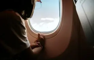چرا پنجره هواپیما کوچک و گرد است؟