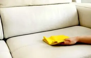بهترین روش پاک کردن خمیر بازی از روی مبل