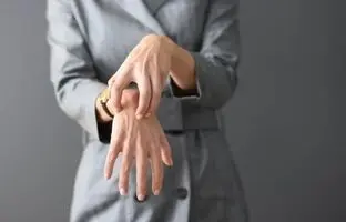 علت کهیر زدن پوست زیر نور آفتاب + راه حل