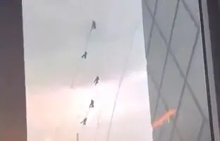 (ویدئو) وزش باد شدید و معلق ماندن کارگران در هوا