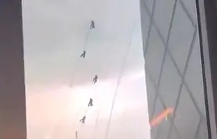 (ویدئو) وزش باد شدید و معلق ماندن کارگران در هوا
