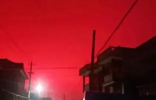 (ویدئو) آسمان خونین چین: شایعات را کنار بگذارید، راز این پدیده عجیب فاش شد!