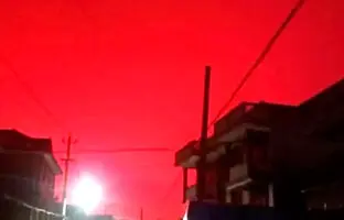 (ویدئو) آسمان خونین چین: شایعات را کنار بگذارید، راز این پدیده عجیب فاش شد!