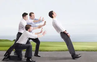 اگر این 8نشانه را دیدید سریع اعتماد نکنید