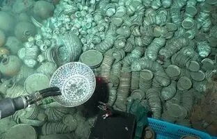 سفر به اعماق تاریخ: غواصان گنجینه ای بی نظیر از ۱۰۰۰ اشیاء باستانی را در ۱۵۰۰ متری دریا کشف کردند!