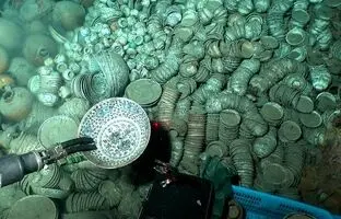 سفر به اعماق تاریخ: غواصان گنجینه ای بی نظیر از ۱۰۰۰ اشیاء باستانی را در ۱۵۰۰ متری دریا کشف کردند!