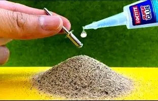 (ویدئو) ترکیب شگفت انگیز شن و ماسه با چسب برای تولید یک چسب قدرتمند
