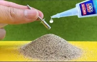 (ویدئو) ترکیب شگفت انگیز شن و ماسه با چسب برای تولید یک چسب قدرتمند