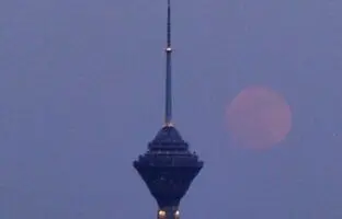 (ویدئو) لحظه طلوع ماه کامل بر فراز برج میلاد
