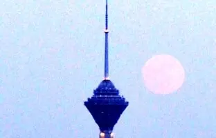 (ویدئو) لحظه طلوع ماه کامل بر فراز برج میلاد