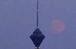 (ویدئو) لحظه طلوع ماه کامل بر فراز برج میلاد