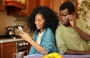 با همسر شکاک چه کنیم ؟ بهترین راه حل اینجاست