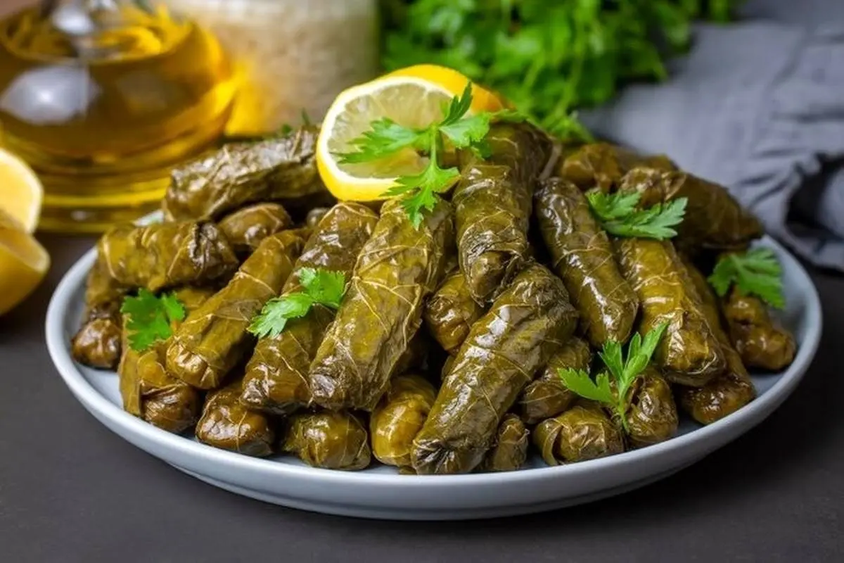 طرز تهیه دلمه برگ مو با رب انار و سس مخصوصش