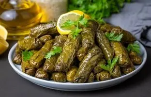 طرز تهیه دلمه برگ مو با رب انار و سس مخصوصش