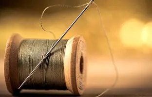 (ویدئو) به دنیای خیاطی آسان خوش آمدید! 3 روش خلاقانه برای نخ کردن سوزن در کمترین زمان