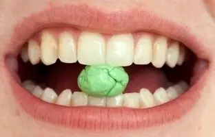 اگر آدامس را قورت دهیم چه می‌شود؟