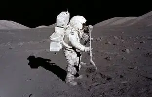 کاوشگر چینی روی ماه فرود آمد/ جمع آوری سنگ و خاک ماه