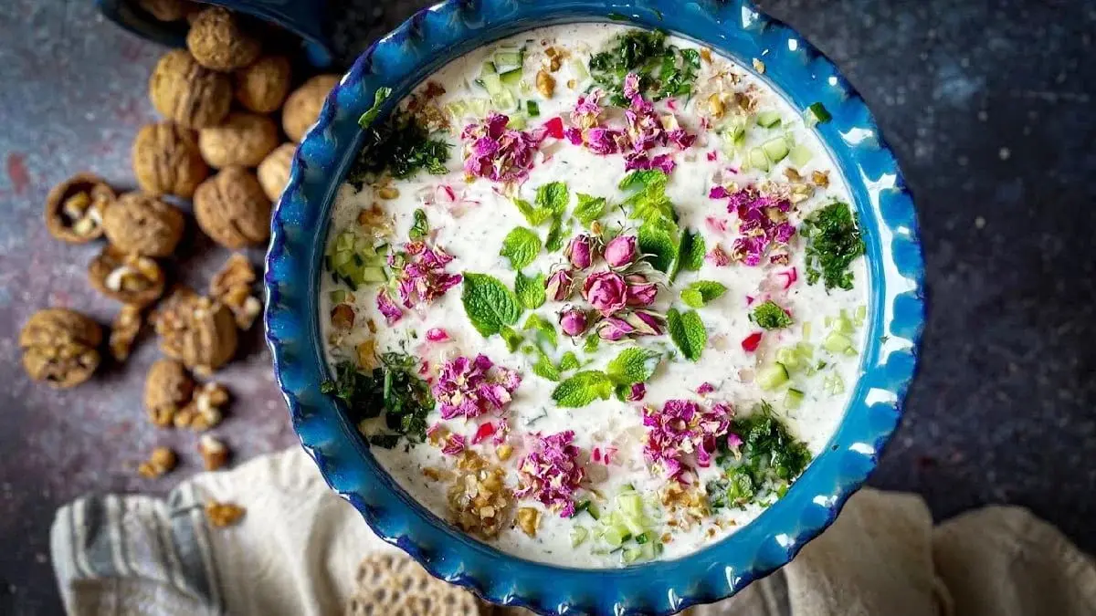 طرز تهیه آب دوغ خیار: نوشیدنی خنک و دلچسب برای روزهای گرم