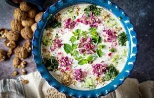 طرز تهیه آب دوغ خیار: نوشیدنی خنک و دلچسب برای روزهای گرم