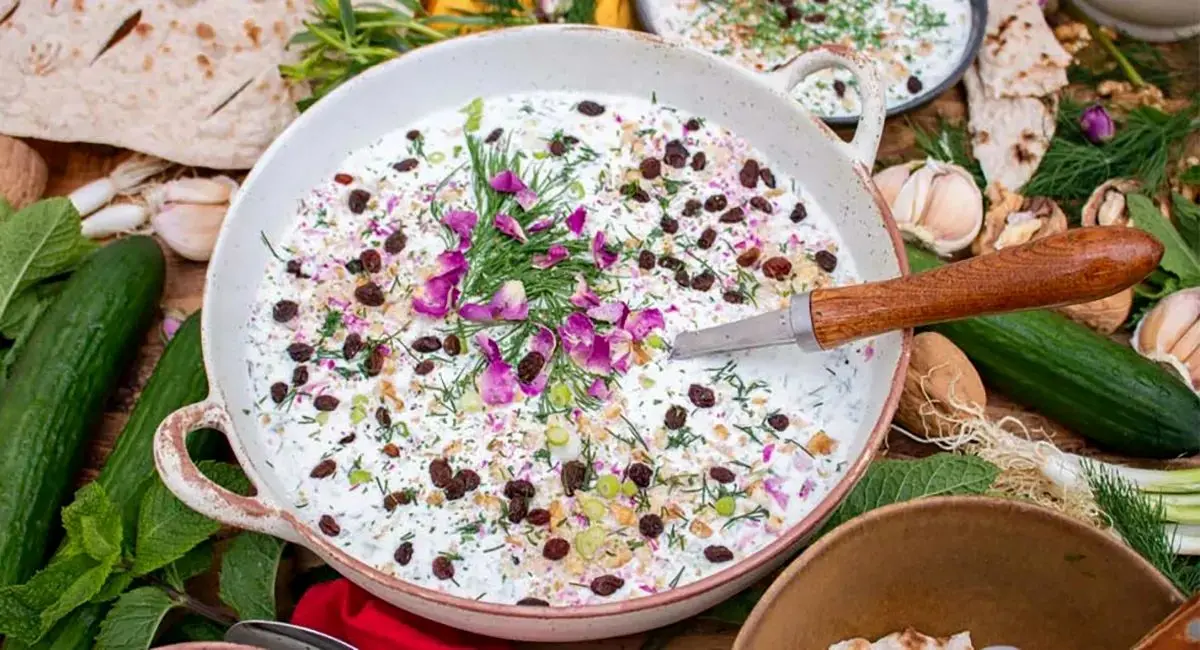 10 خاصیت شگفت‌انگیز آب دوغ خیار که باید بدانید