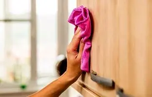 ترفندهای خانگی برای تمیز کردن و برق انداختن کابینت‌های ام‌دی‌اف
