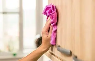 ترفندهای خانگی برای تمیز کردن و برق انداختن کابینت‌های ام‌دی‌اف