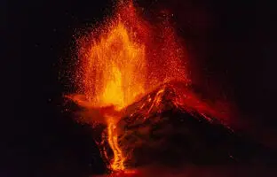 (ویدئو) زیبایی و هیبت بلندترین آتشفشان اروپا هنگام فوران