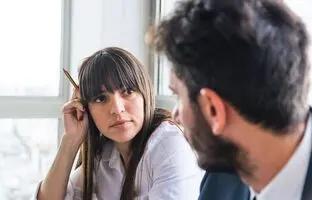 مهارت گوش دادن فعال چیست؟ + ۱۰ تکنیک برای تقویت این مهارت