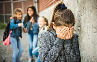 چگونه به فرزند خود کمک کنیم با قلدری و آزار و اذیت مقابله کند؟