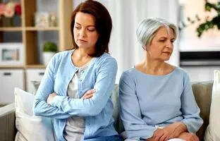 ۸ نشانه اینکه خانواده همسرتان پنهانی از شما متنفرند
