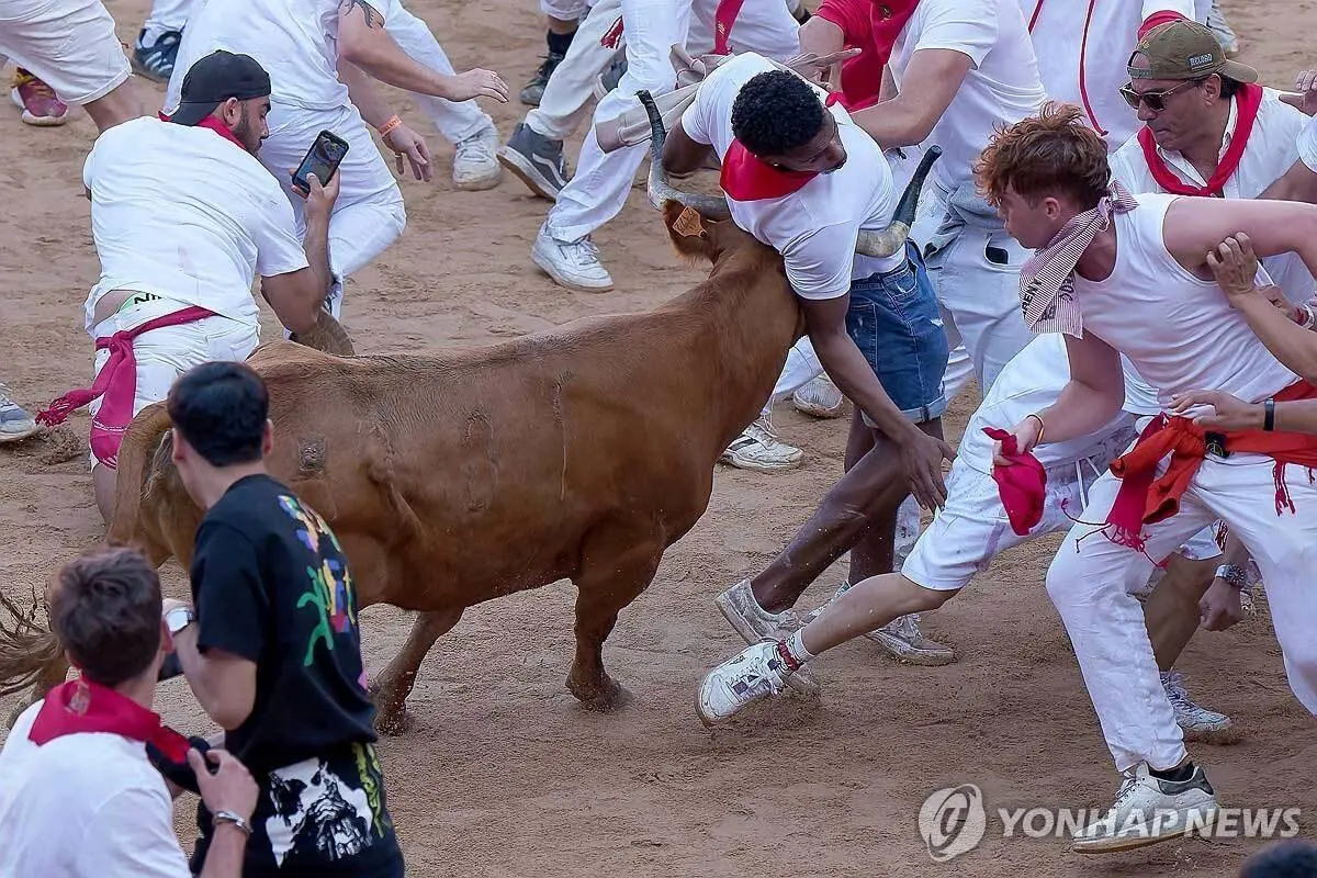 عکس‌های عجیب و ترسناک آغاز جشنواره گاوبازی در اسپانیا