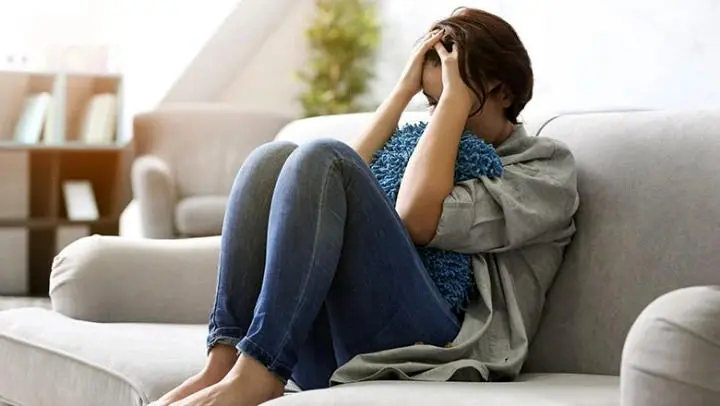 ۱۱ علامت کلیدی که به شما می‌گوید افسرده هستید یا تنبل؟