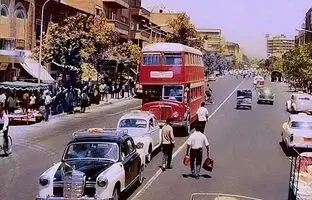 ۴۶ سال پیش؛ ج‍اری‌ ش‍دن‌ س‍ی‍ل‌ در خ‍ی‍اب‍ان‌ ک‍ری‍م‍خ‍ان‌ تهران