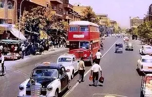 ۴۶ سال پیش؛ ج‍اری‌ ش‍دن‌ س‍ی‍ل‌ در خ‍ی‍اب‍ان‌ ک‍ری‍م‍خ‍ان‌ تهران