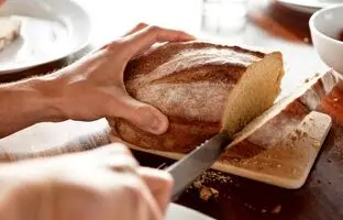 اشتباه رایج در نگهداری نان: فریز یا یخچال؟ روش صحیح نگهداری نان را بیاموزید!
