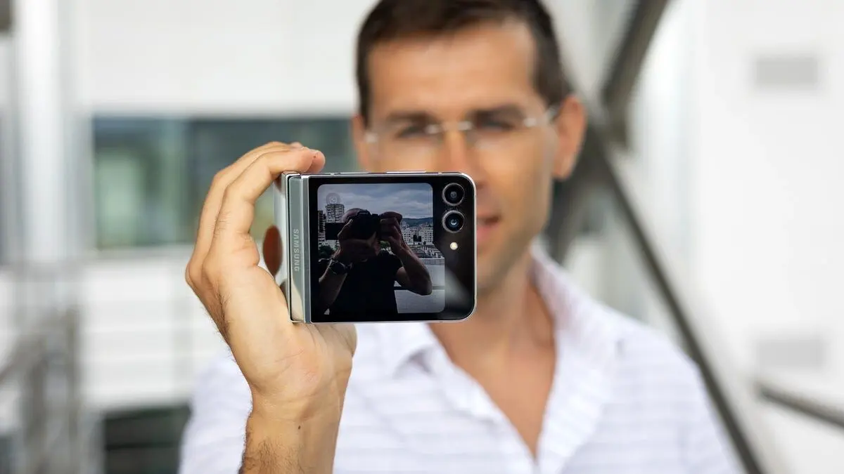 گلکسی زد فلیپ ۶: شاهزاده جیبی یا گوشی ناپایدار؟