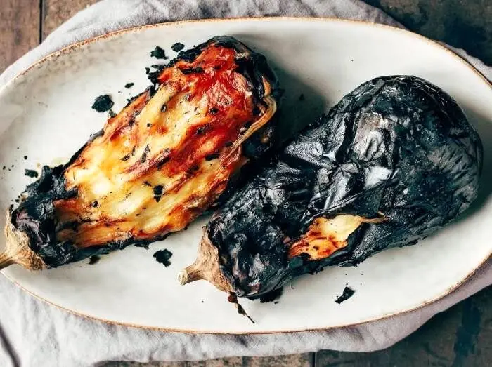 ۴ ترفند برای جدا کردن پوست بادمجان کبابی | روش درست کباب کردن بادمجان