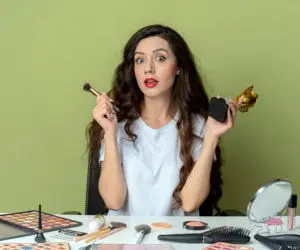 جاییکه آرایش کردن ممنوعه؛ چون زشت میشی