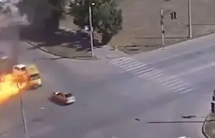 (ویدئو) لحظه هولناک انفجار یک ون در لحظه برخورد با نیسان GT-R