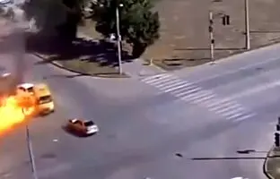 (ویدئو) لحظه هولناک انفجار یک ون در لحظه برخورد با نیسان GT-R