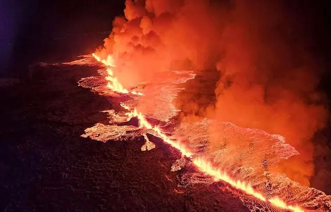 (ویدئو) لحظه عبور هواپیمای مسافربری از فراز آتشفشان ایسلند
