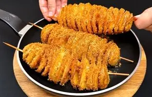 (ویدئو) طرز تهیه یک میان وعده متفاوت با سیب زمینی به سبک آلمانی ها