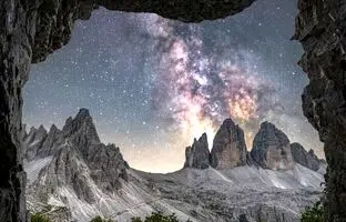 نمایی خیره‌کننده از راه شیری پشت سه قله لاواردو